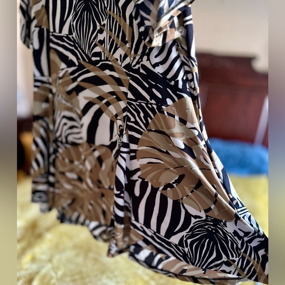 Short Sleeve Animal Print Top - Picture 3 of 4